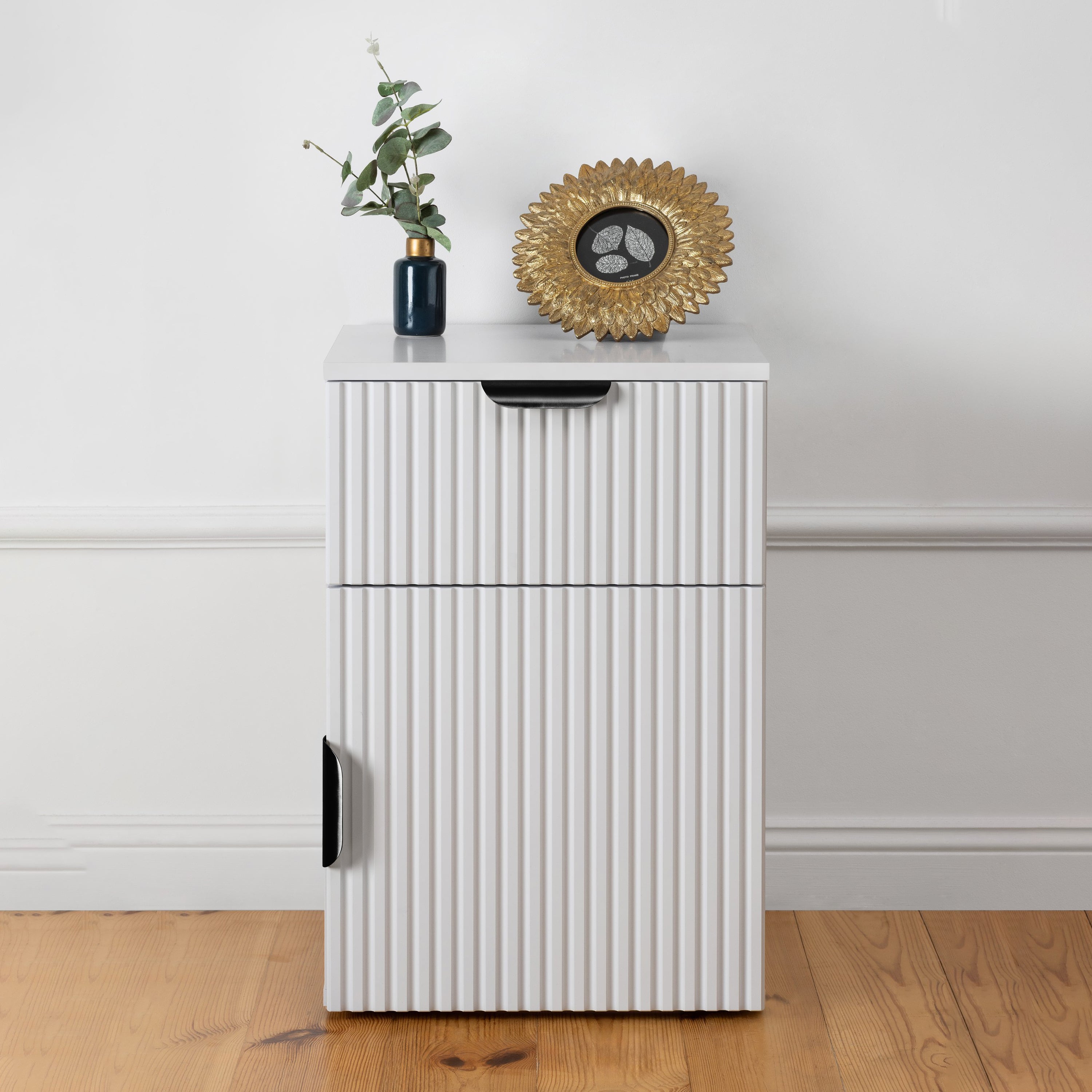 V164-ECS13WFB03B-202503072216-00 PORTO BEDSIDE TABLE - WHITE - FLUTED - PULL BLACK - Image 1