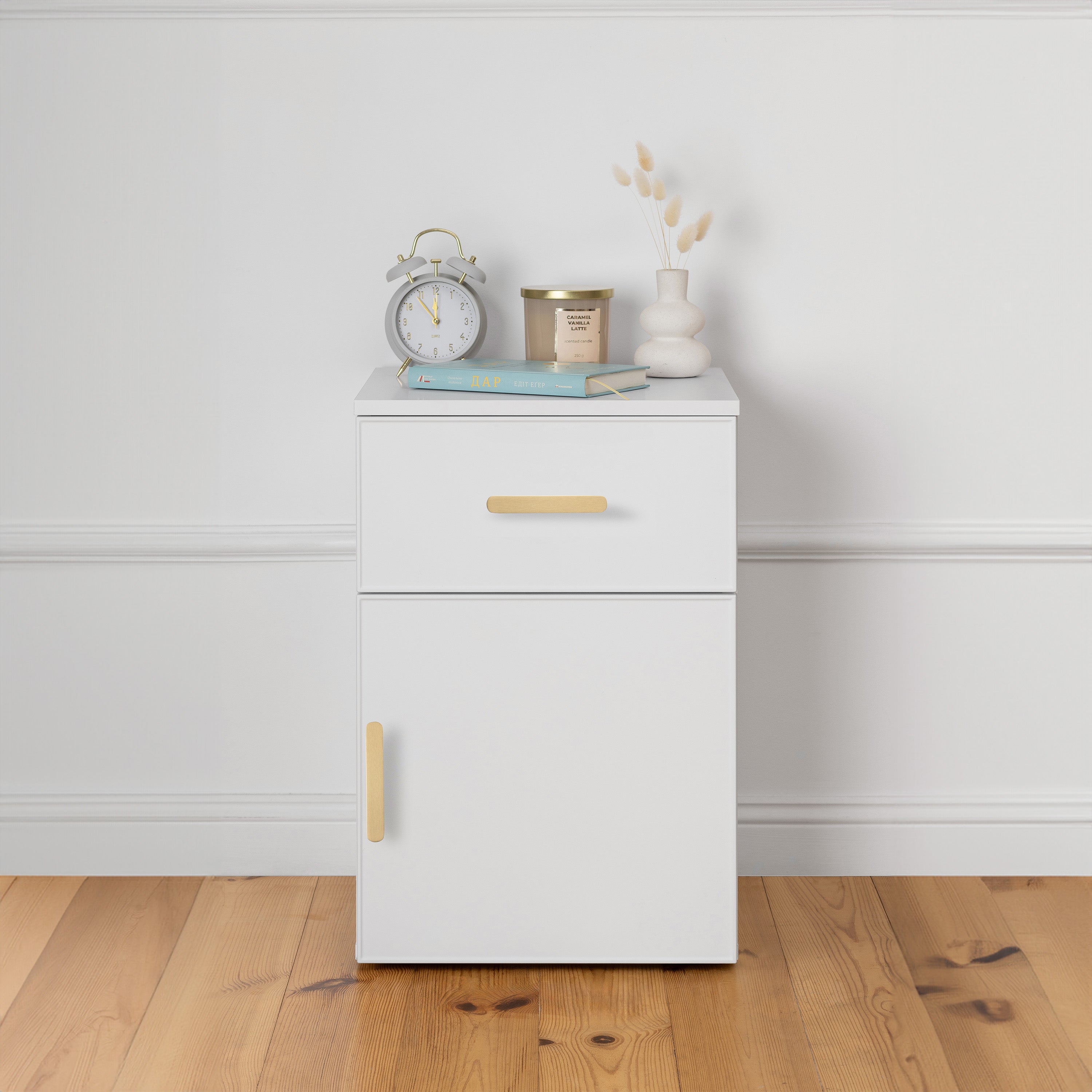 V164-ECS13WFTB05G-202503072212-00 PORTO BEDSIDE TABLE - WHITE - SLIM - OVAL BRASS - Image 1