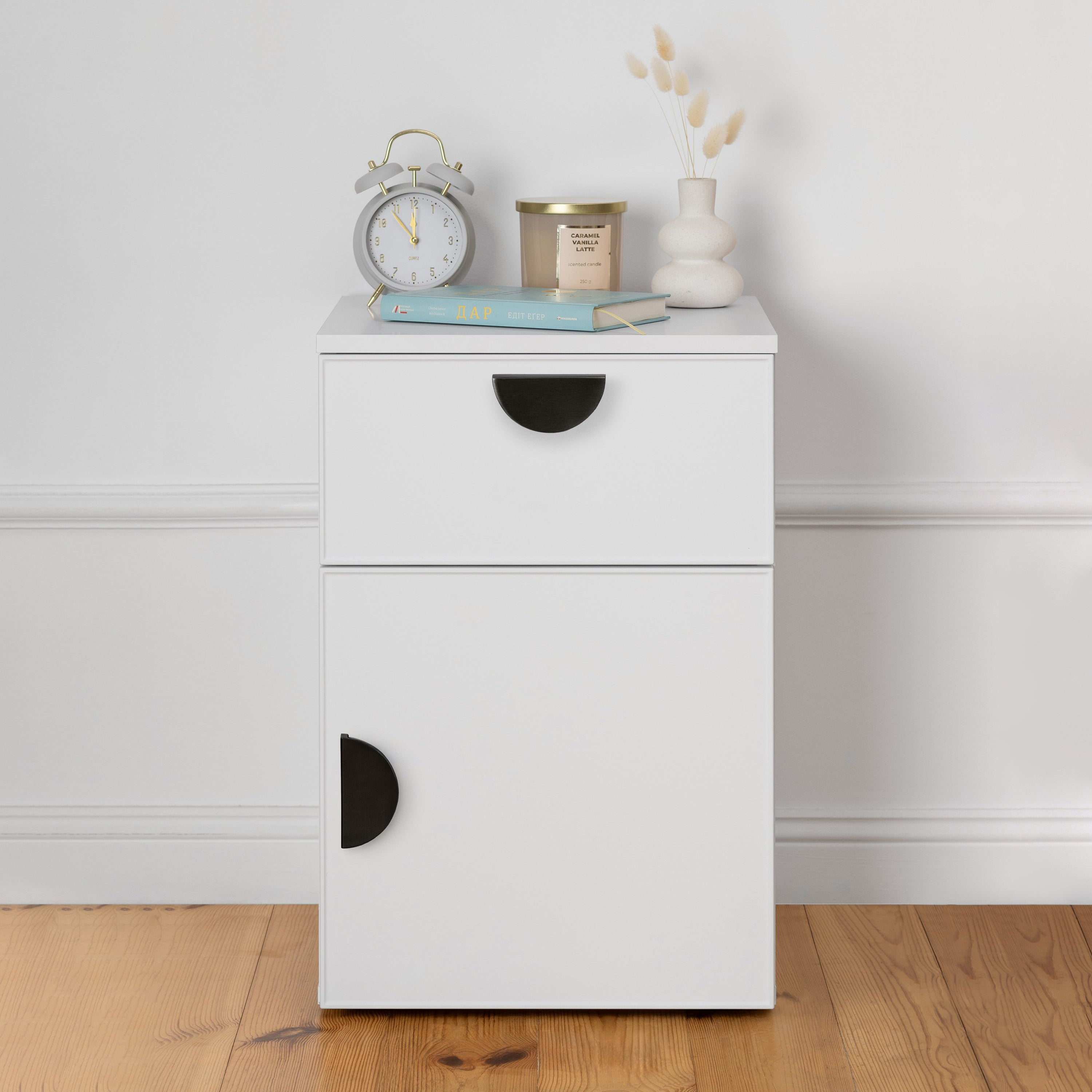V164-ECS13WTB04B-202503072215-00 PORTO BEDSIDE TABLE - WHITE - SLIM - HALF MOON BLACK - Image 1