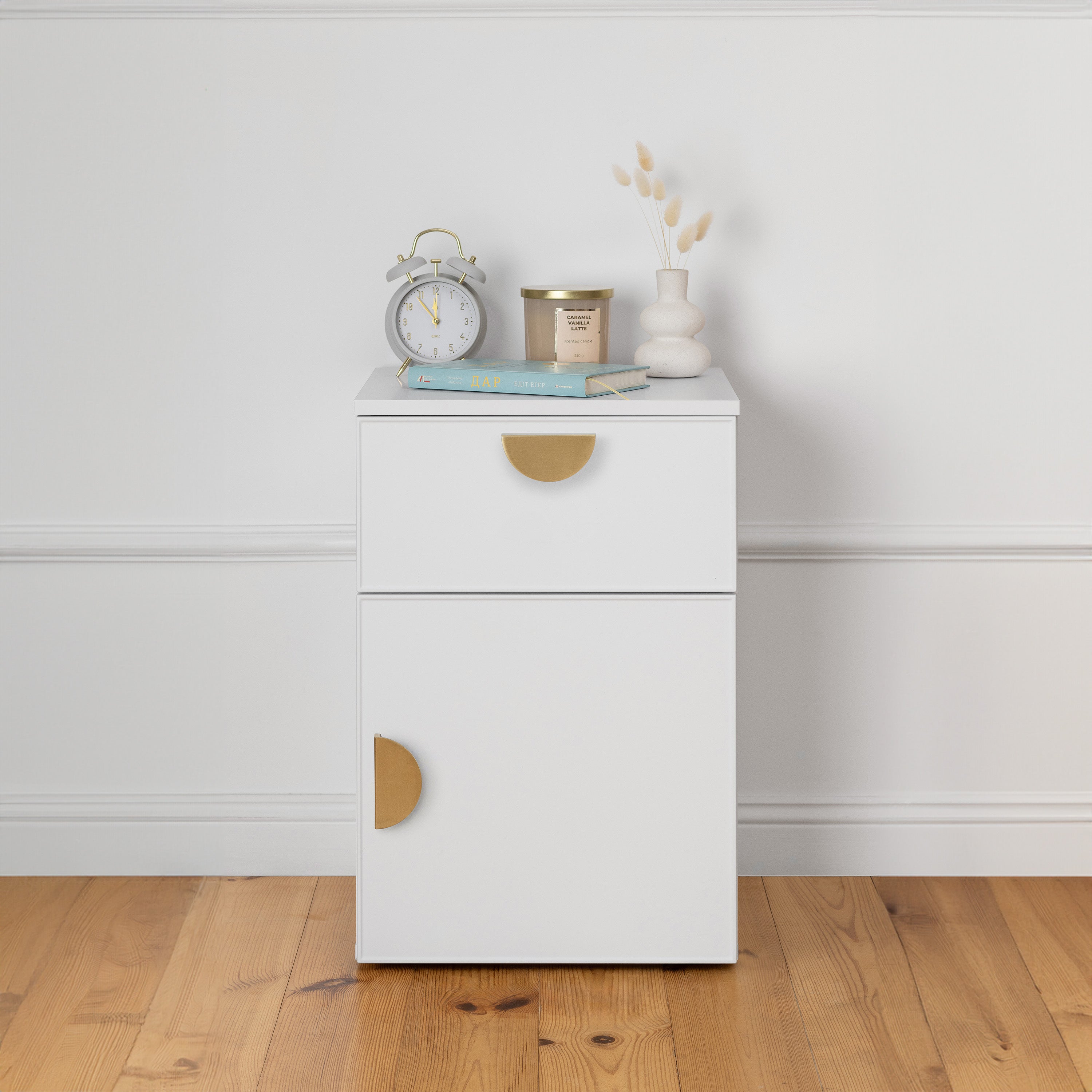 V164-ECS13WTB04G-202503072212-00 PORTO BEDSIDE TABLE - WHITE - SLIM - HALF MOON BRASS - Image 1