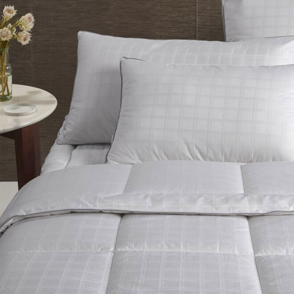 V442-HIN-QUILT-DELUXEHOTEL-WHITE-DS-186213-00 Accessorize Deluxe Hotel Quilt Double - Image 1