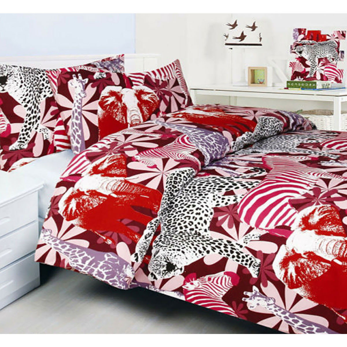 V442-HIN-QUILTCS-JUNGLE-RED-SB-83301-00 Bright Young Things Jungle Red Quilt Cover Set Single - Image 1