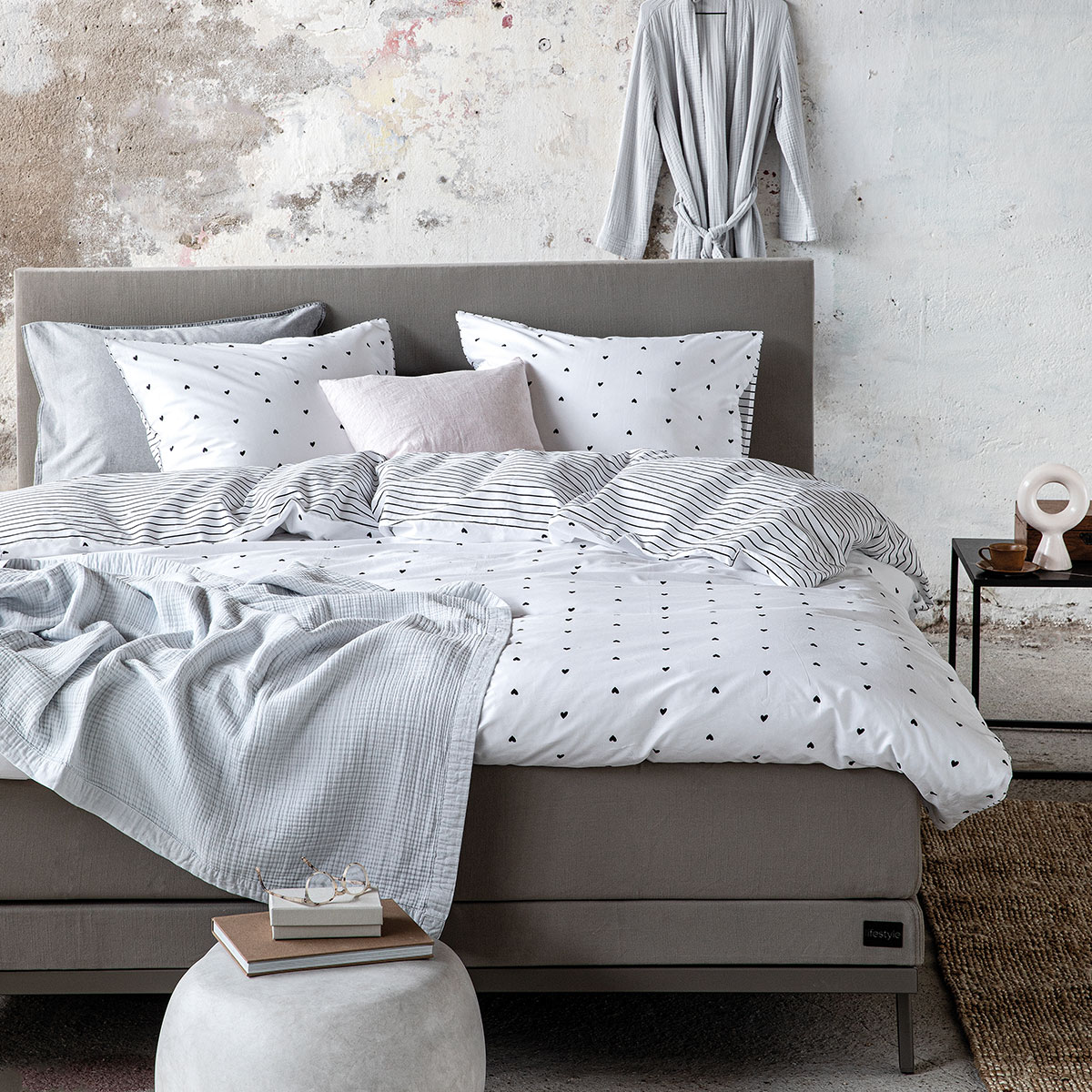 V442-HIN-QUILTCS-STRIPEDHEARTS-BLACKWHITE-KI-82901-00 VTWonen Striped Hearts Black & White Cotton Quilt Cover Set King - Image 1