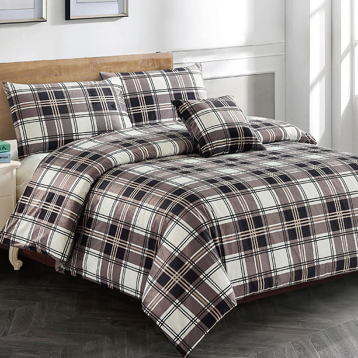 V442-MFL-QUILTCS-JAIMEE-BLACK-KI-204238-00 Georges Fine Linens Jaimee Quilt Cover Set King - Image 1