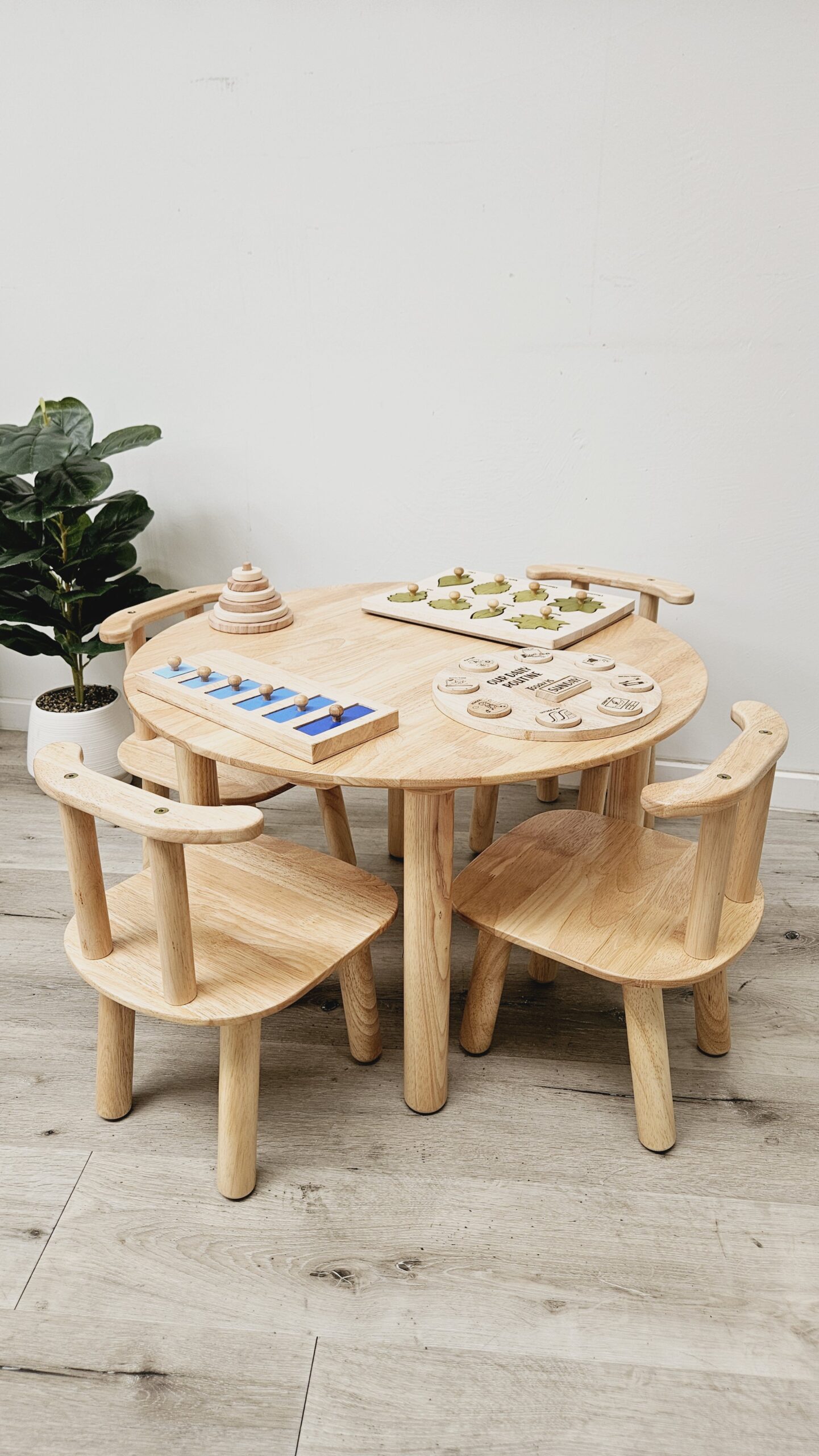 V59-121-202503201036-00 A Round table and 4 chairs - Image 1