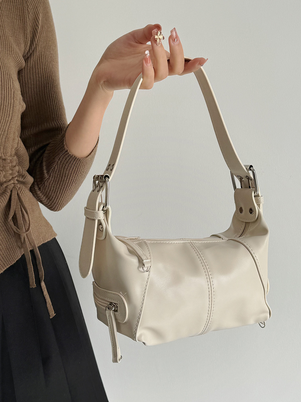 V888-ELOSUNG13321-211129-00 White Trendy Punk Shoulder Bag, Small Retro Handbag with Sweet Cool Aesthetic, Versatile Underarm Bag - Image 1