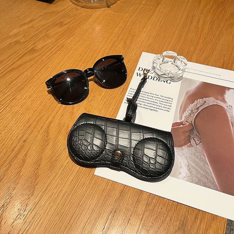 V888-ELOSUNG21918-202503141126-00 Black Stylish PU Leather Eyeglass Case - Portable Sunglasses Storage Pouch with Strap for Men and Women - Image 1