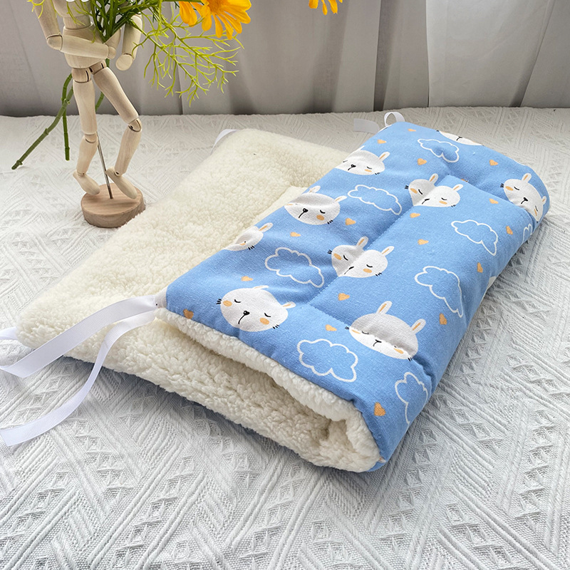 V888-ELOSUNG22825-202504031735-00 Tie-On Cat Cage Platform Pad - Rabbit pattern on Blue background (30x50cm) - Image 1