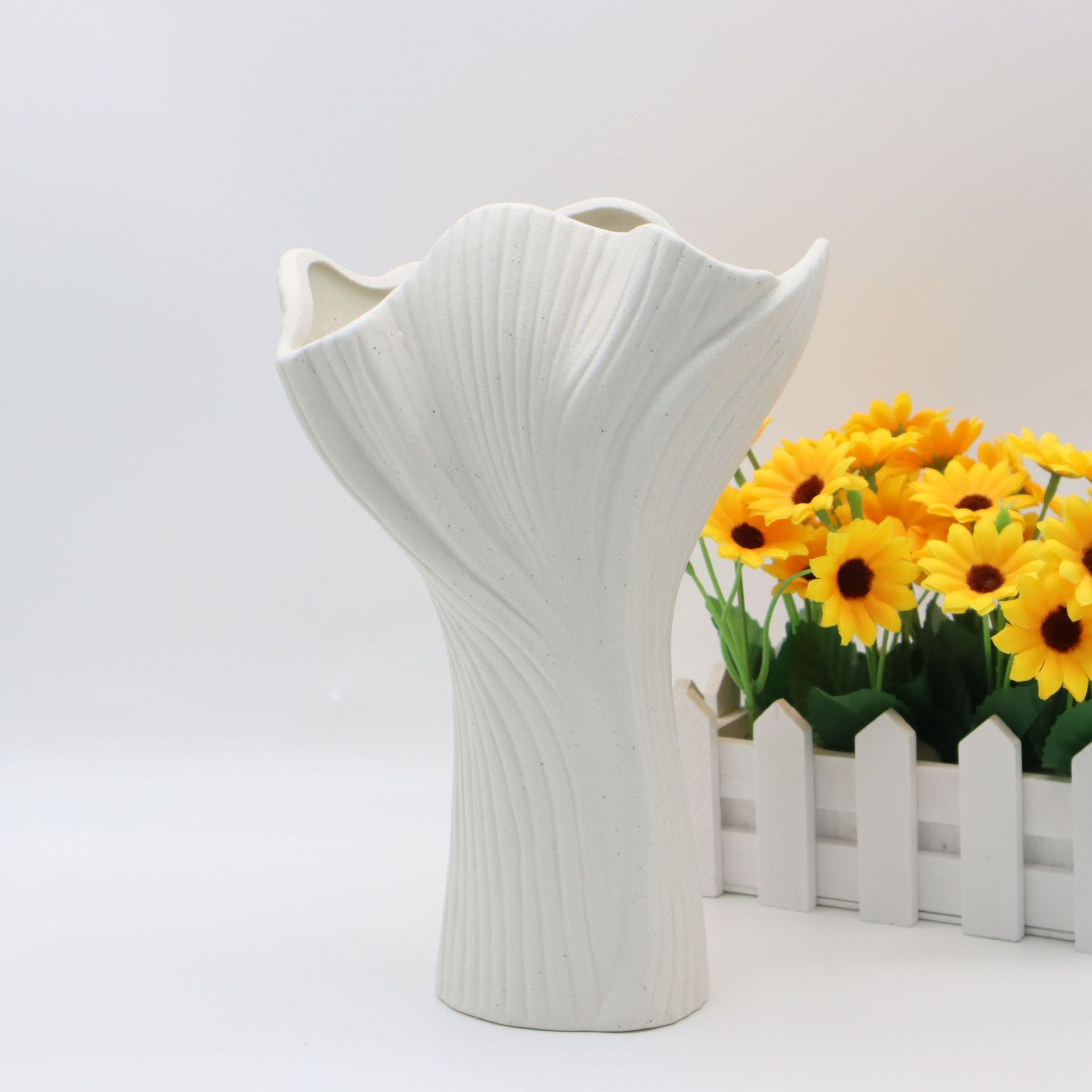 V888-ELOSUNG27747-202505191333-00 White Elegant Off-White Ceramic Vase - Modern Sculptural Flower Holder with Wide Fluted Opening - Image 1