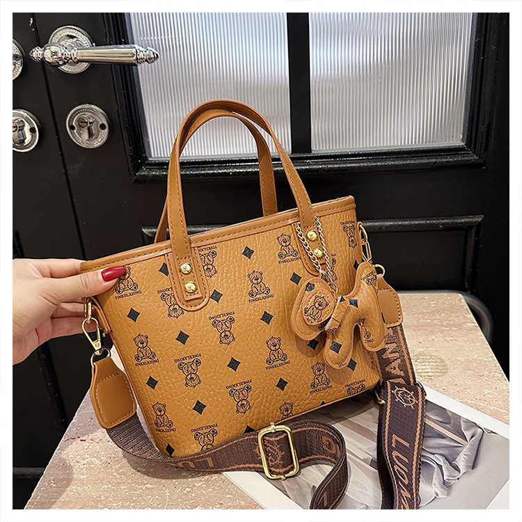 V888-ELOSUNG29674-202506101833-00 Chic Print Tote Bag with Bear Charm - Versatile Handbag & Crossbody(Brown) - Image 1