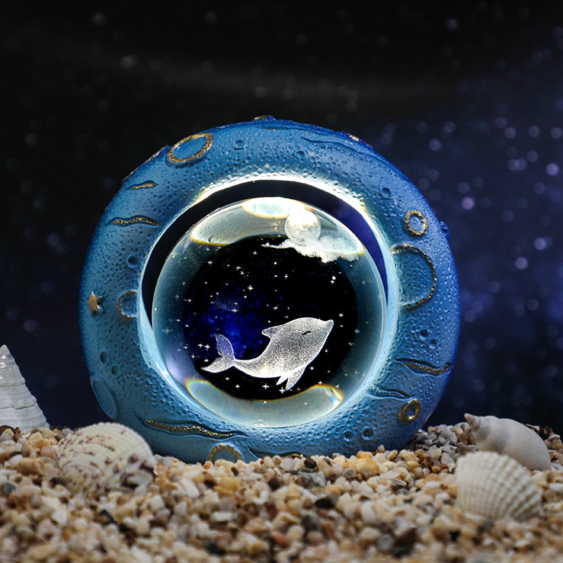 V888-ELOSUNG31001-202505191312-00 Celestial Ring LED Crystal Ball Lamp - 3D Engraving, Unique Gift (Dolphin) - Image 1