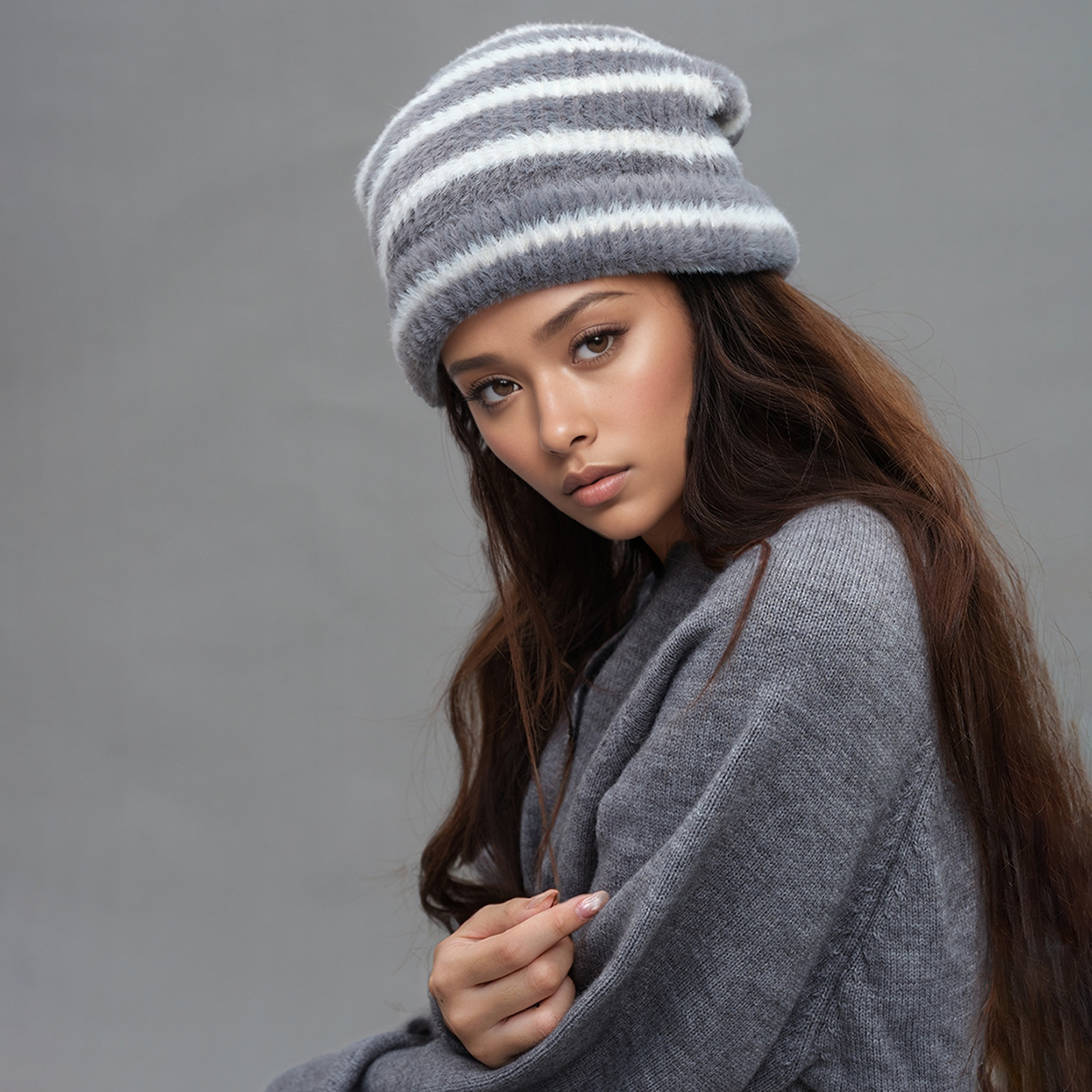 V888-ELOSUNG31024-202505191330-00 Trendy Dual-Tone Striped Beanie - Soft Plush Knit, Versatile Winter Cap (Gray and white) - Image 1