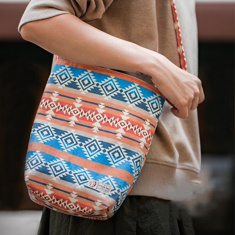 V562-A1056803060DBT-202508280254-00 Retro National Canvas Barrel Bag Dual Use Color - Image 1