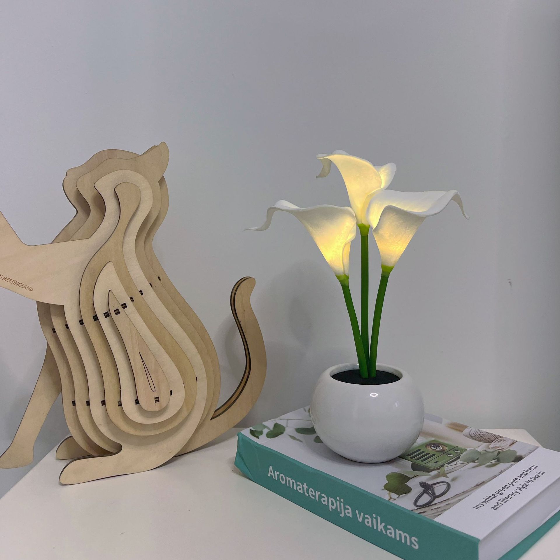 V888-ELOSUNG32834-202507041045-00 White Elegant Calla Lily LED Table Lamp - Lifelike Potted Flower Accent Light for Bedside Home Decor - Image 1